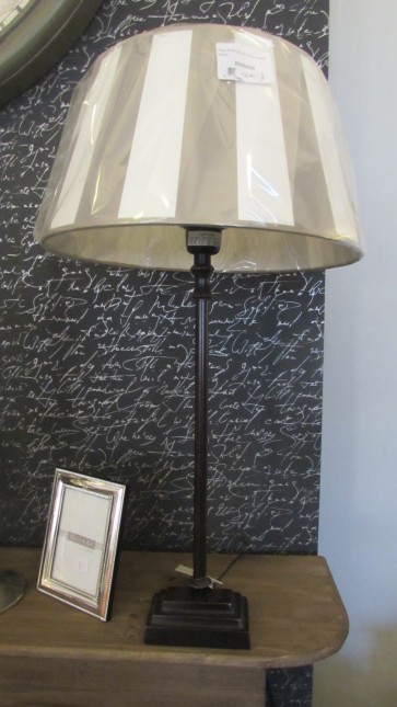 Lampa stolná čierna s béžovo-bielym pásikavým tienidlom, výška 63 cm