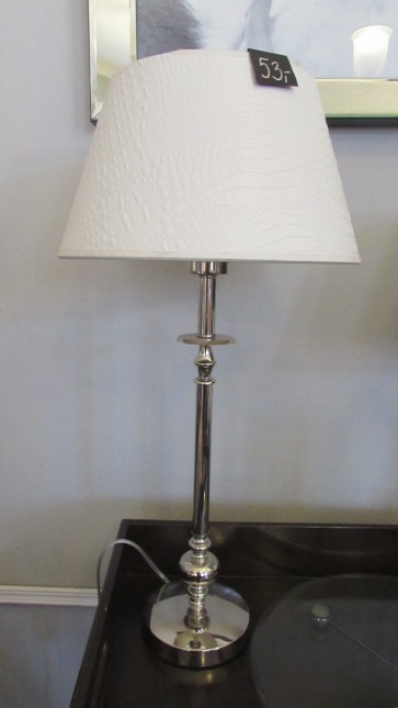 Lampa stolná strieborná s bielym tienidlom so štruktúrou, výška 60 cm