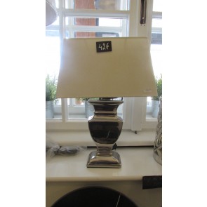 Lampa stolná strieborná s bielym hranatým tienidlom, výška 42 cm